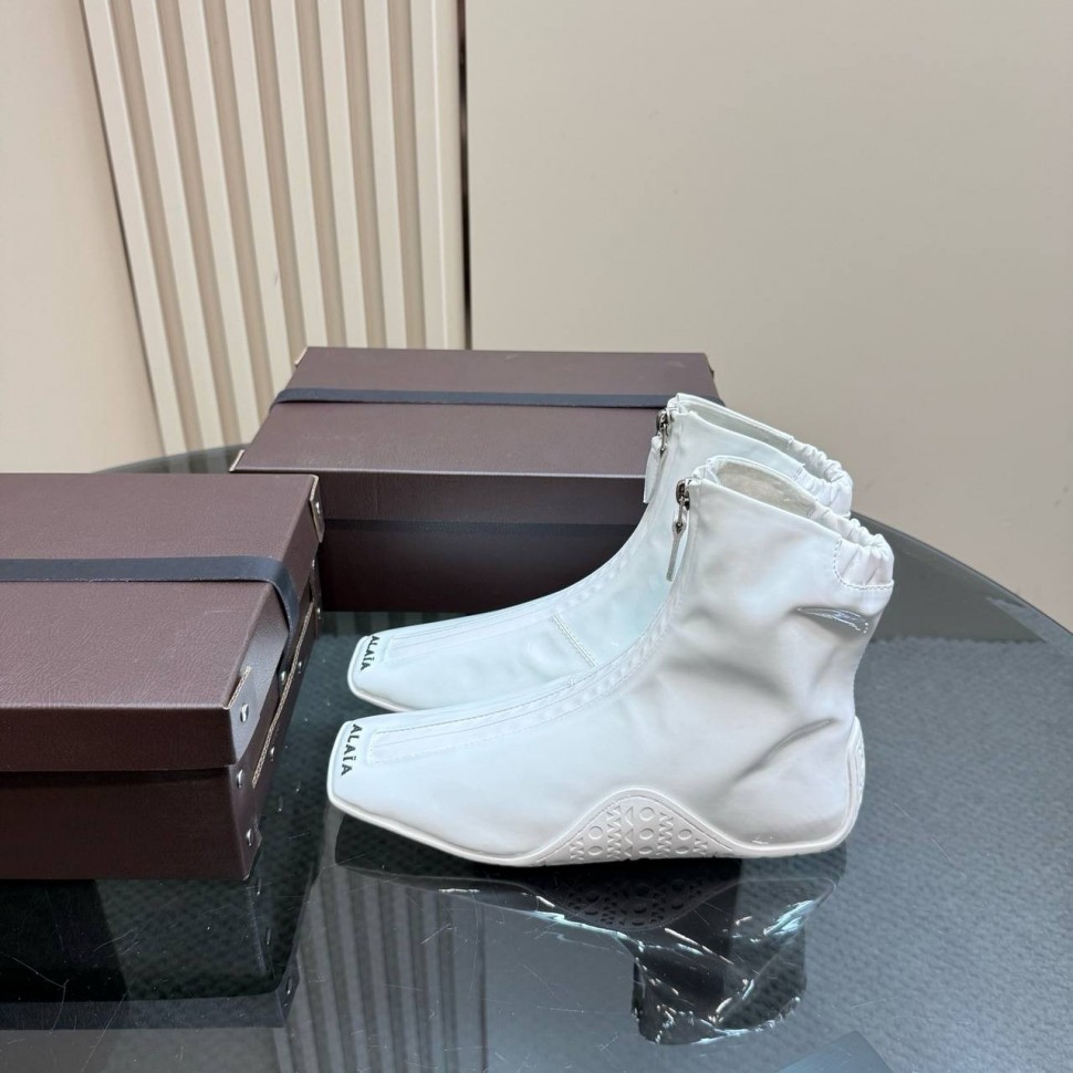 Сникеры на замке Alaia