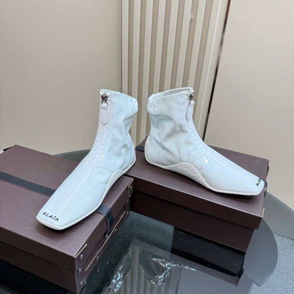 Сникеры на замке Alaia