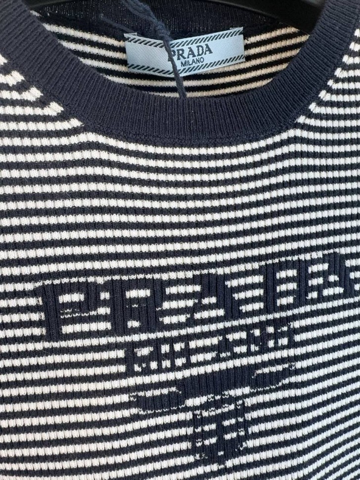 Топ Prada  