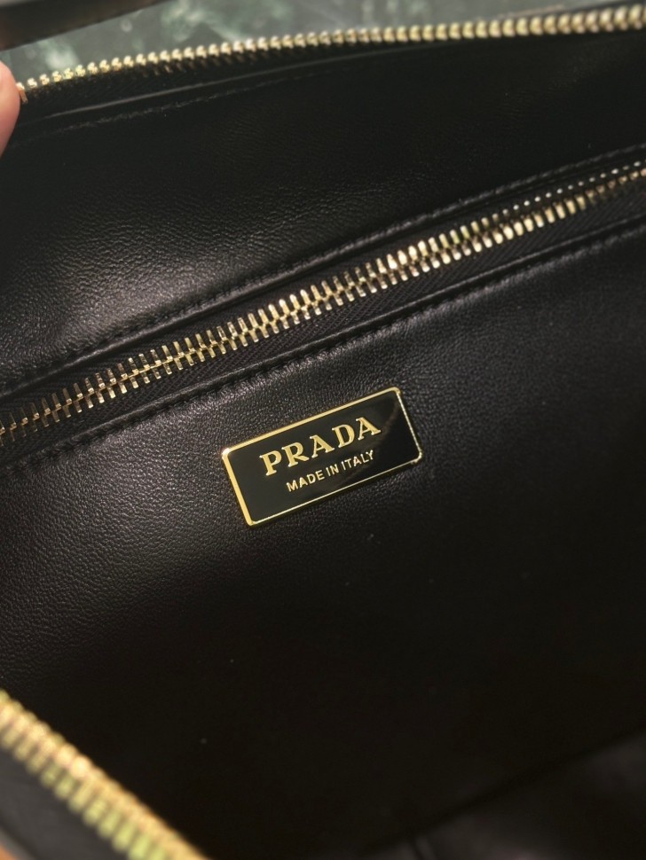 Сумка Prada