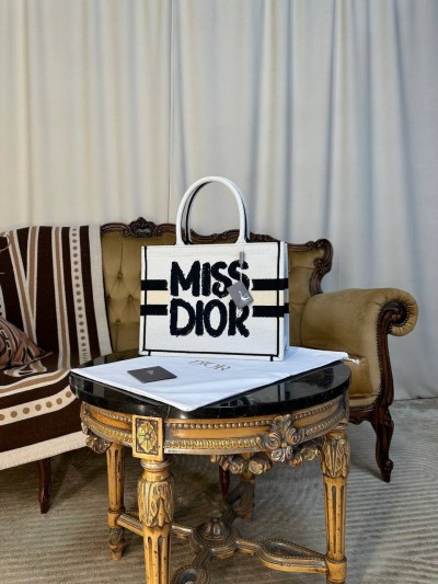Сумка Medium Dior Book Tote