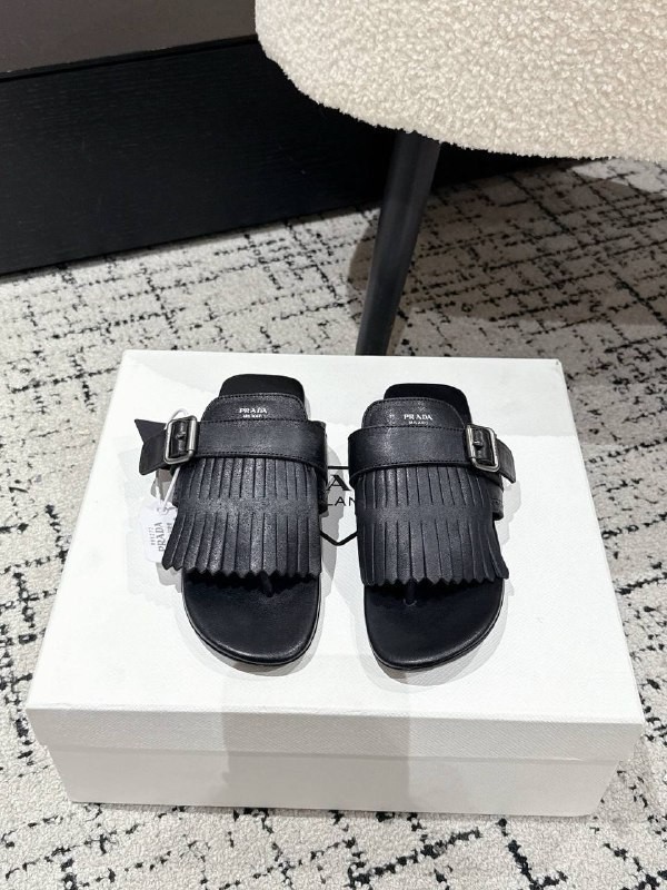 Шлепки Prada