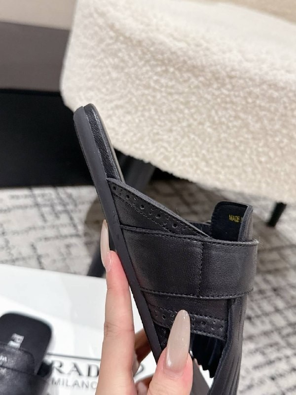 Шлепки Prada