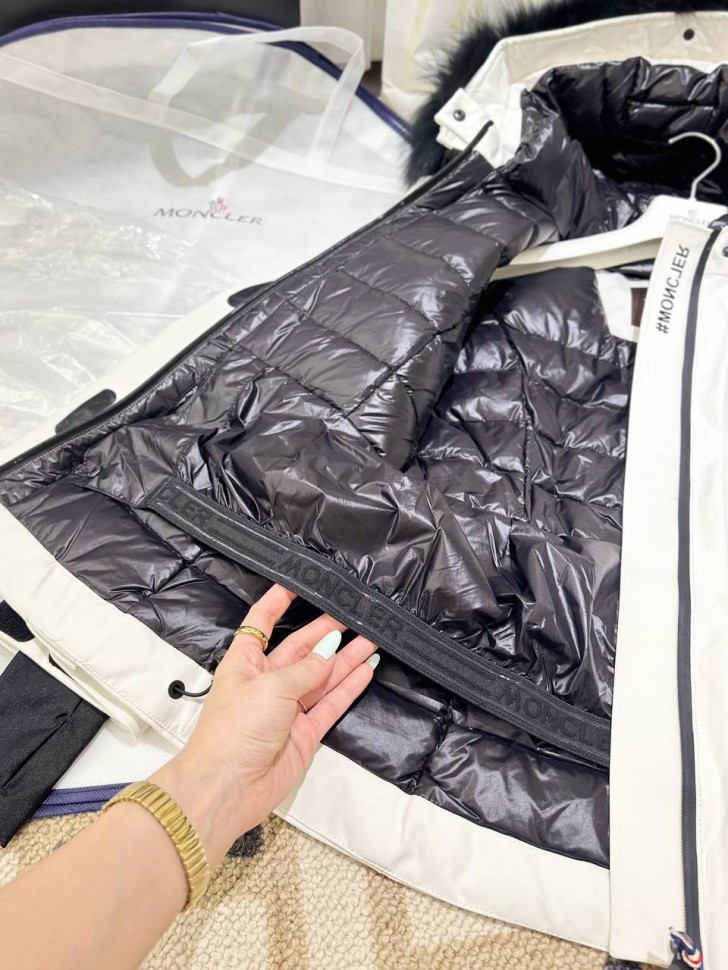 Горнолыжная куртка Moncler с капюшоном  